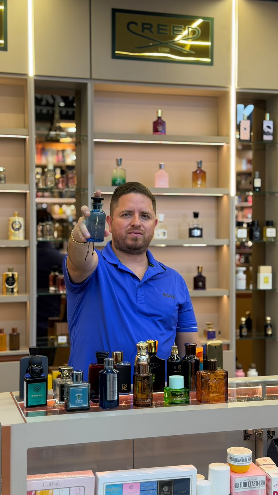 El Mono sosteniendo un perfume en la tienda